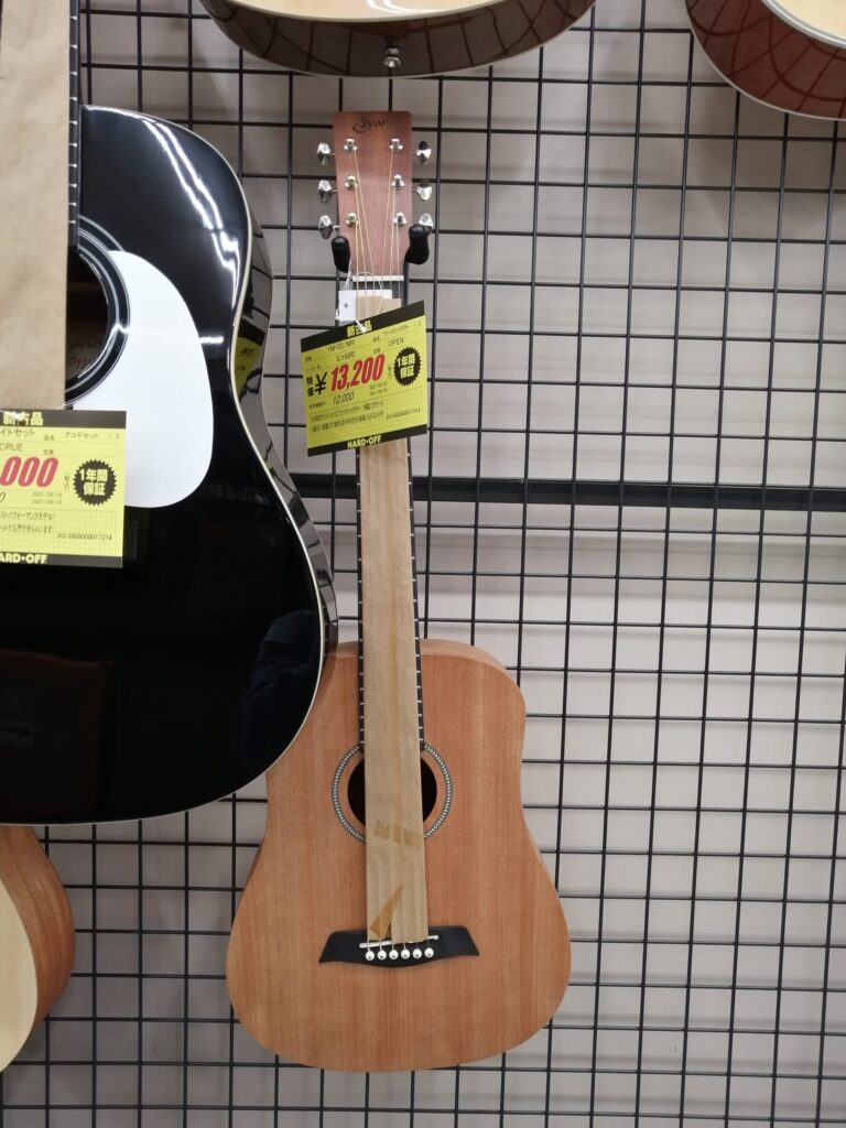 ハードオフ仙台荒井店のギター売り場で売られているS.ヤイリのミニギター
