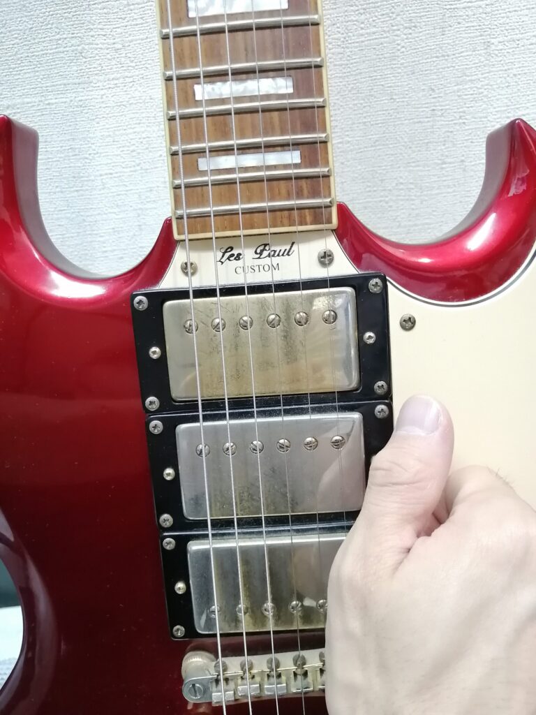 ギターを親指で弾くイメージ