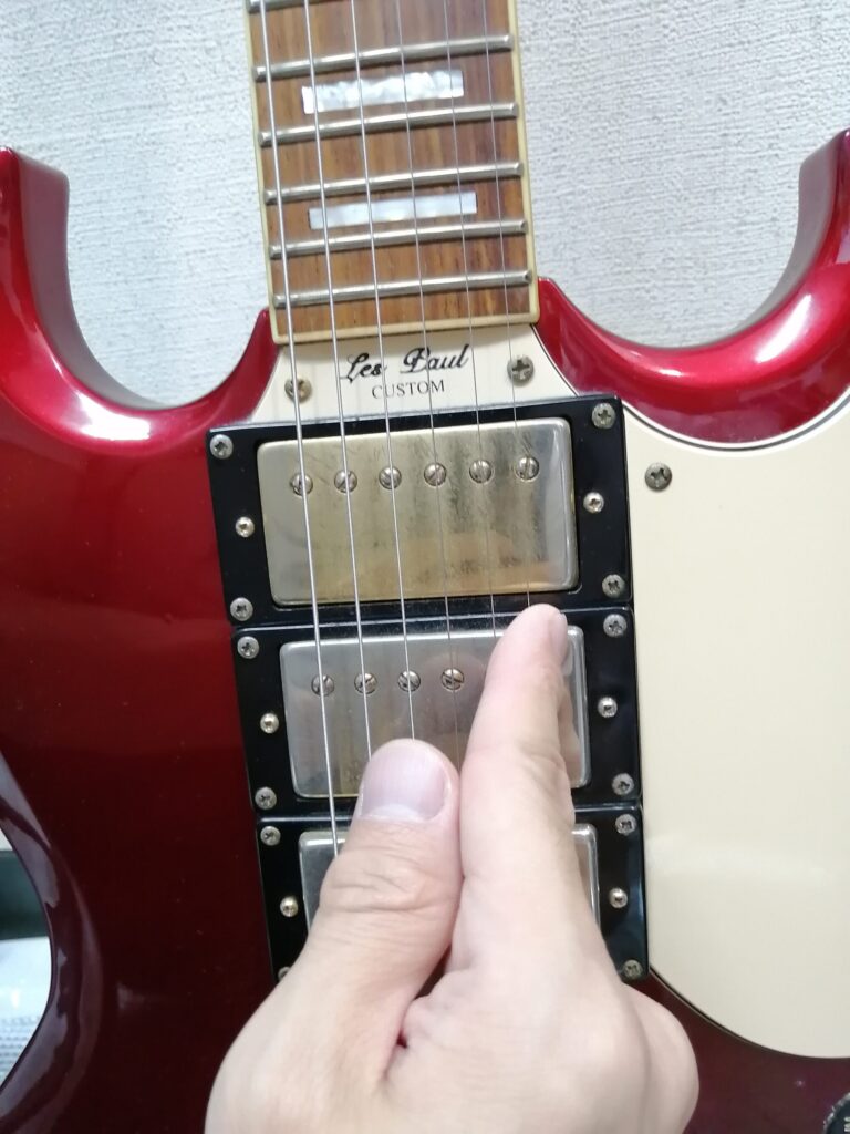 ギターを人差し指で弾くイメージ