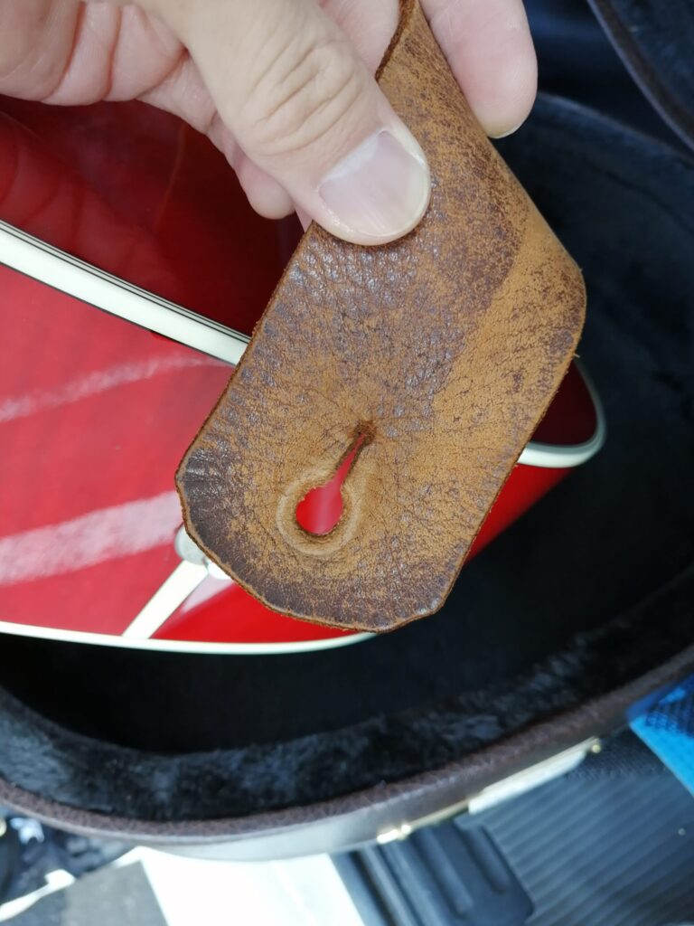 革製ギターストラップの穴
