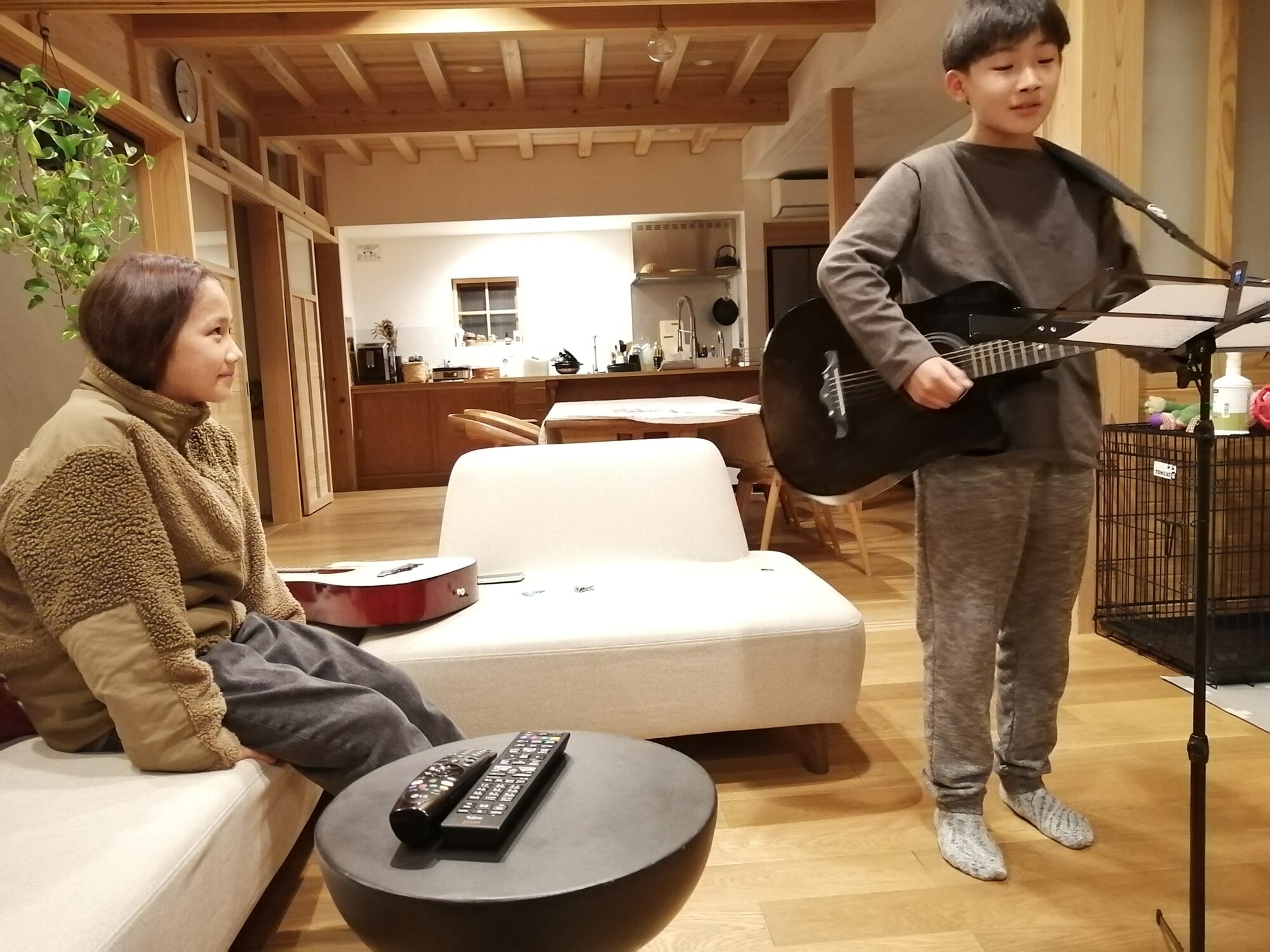 13歳のお兄ちゃんと11歳の妹さんご兄妹でのギターレッスン受講