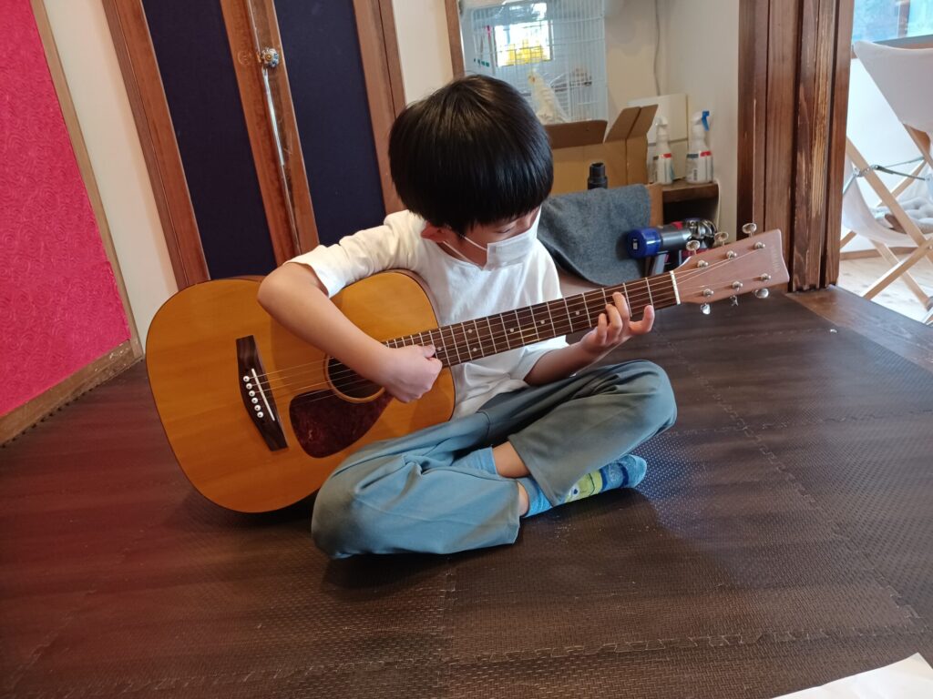 六歳小学一年生の出張ギターレッスン中(仙台入門ギター弾き語り倶楽部)