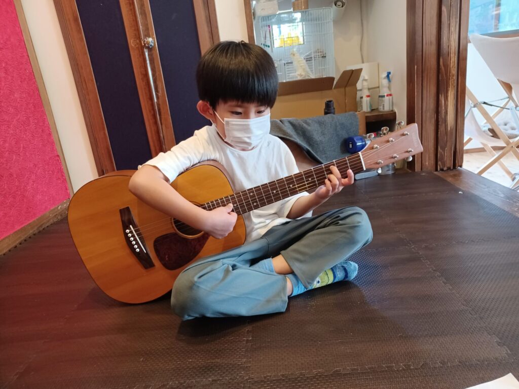 六歳小学一年生の出張ギターレッスン中(仙台入門ギター弾き語り倶楽部)