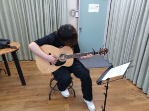 仙台市青葉区一番町教室のギターレッスン風景