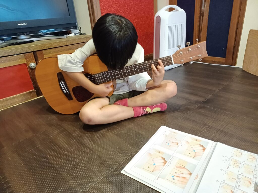 6歳小学一年生の生徒さんの自宅出張ギターレッスン中