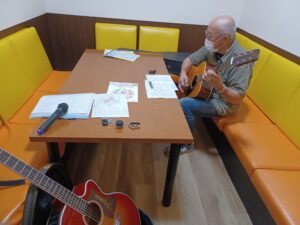 仙台市泉区のカラオケ店ギター弾き語りレッスン中の様子