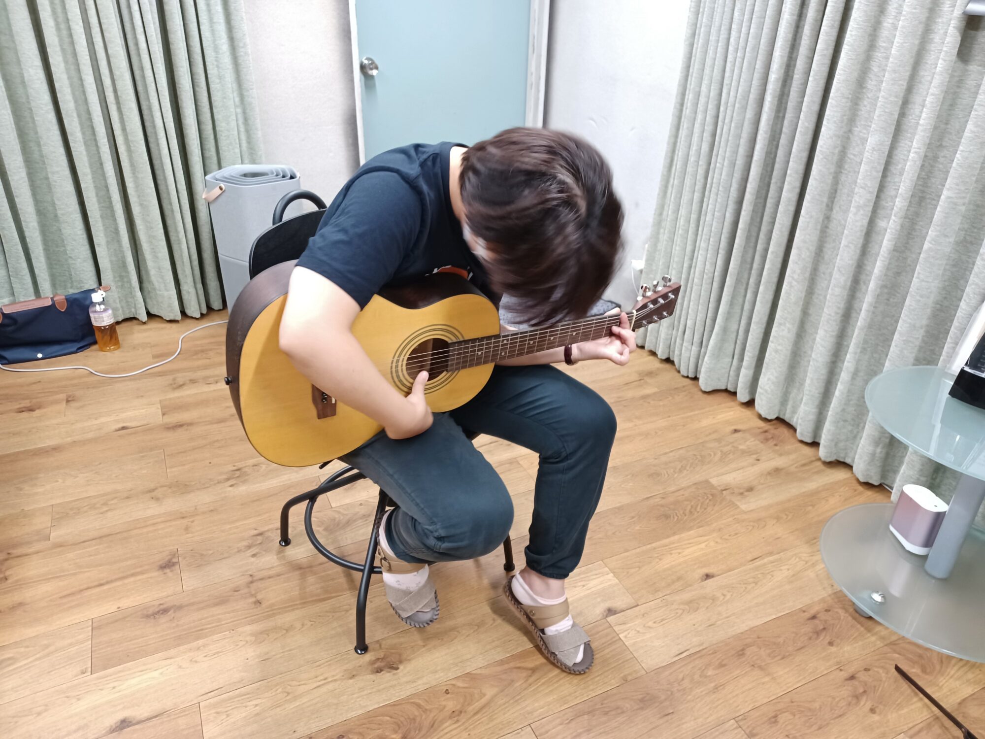 青葉区一番町教室での個人ギターレッスン風景